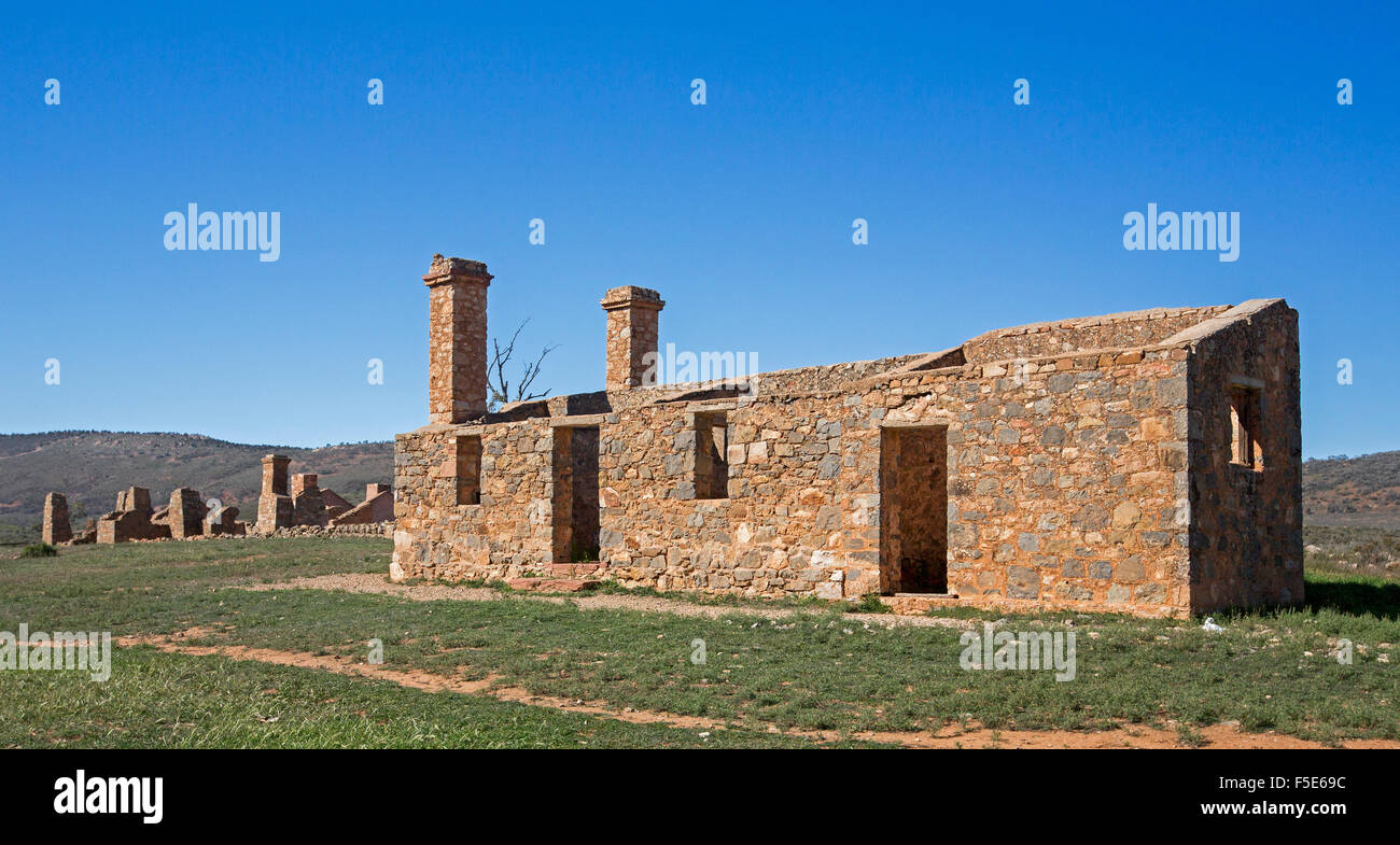 Vista panoramica del patrimonio storico elencati di edifici in pietra a ruderi di Kanyaka homestead a nord di Quorn, outback Australia del Sud Foto Stock