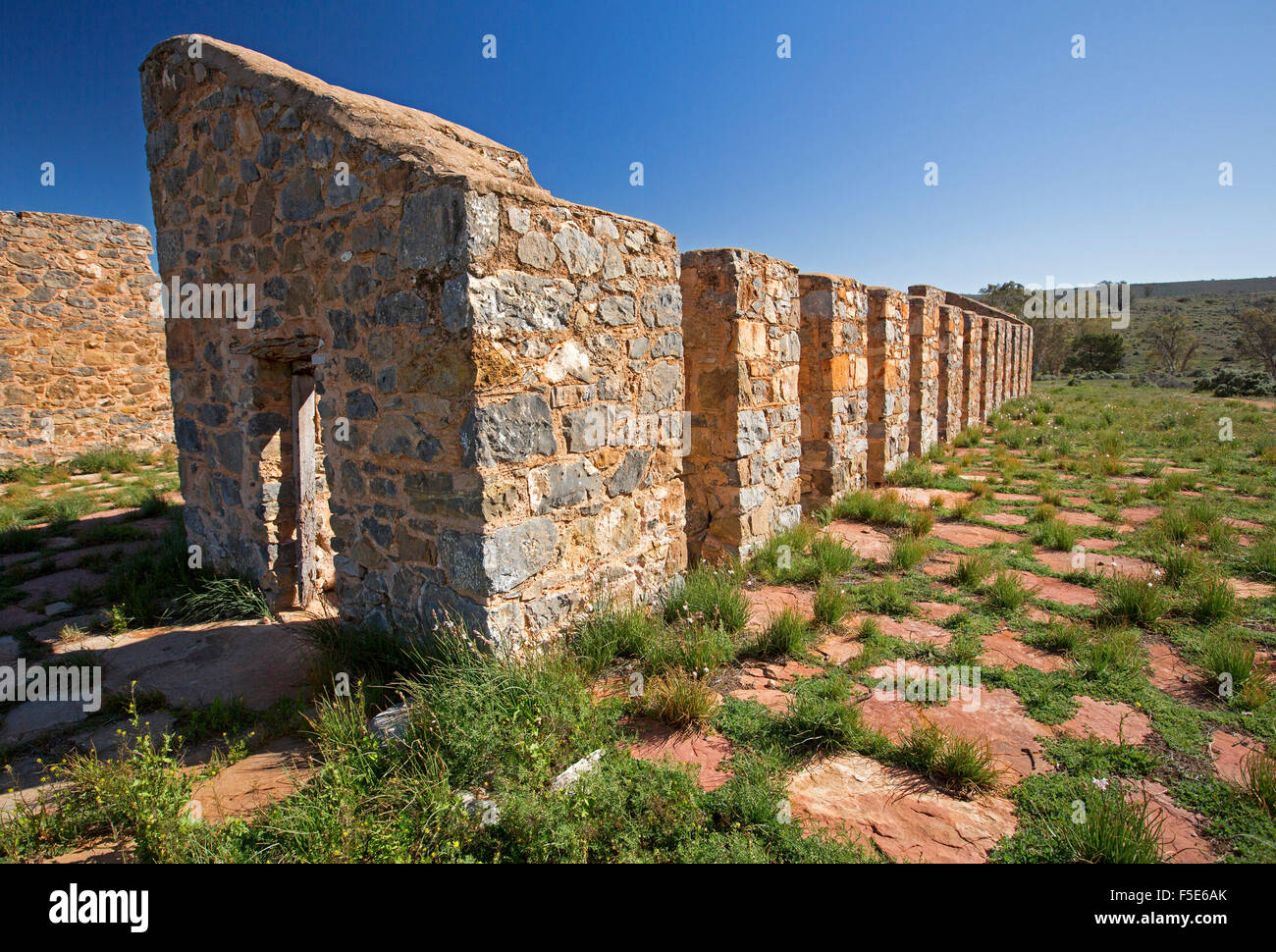 Abile pareti in muratura e pavimentazione, resti di taglio storico passo presso le rovine di Kanyaka a nord di Quorn, outback Australia del Sud Foto Stock