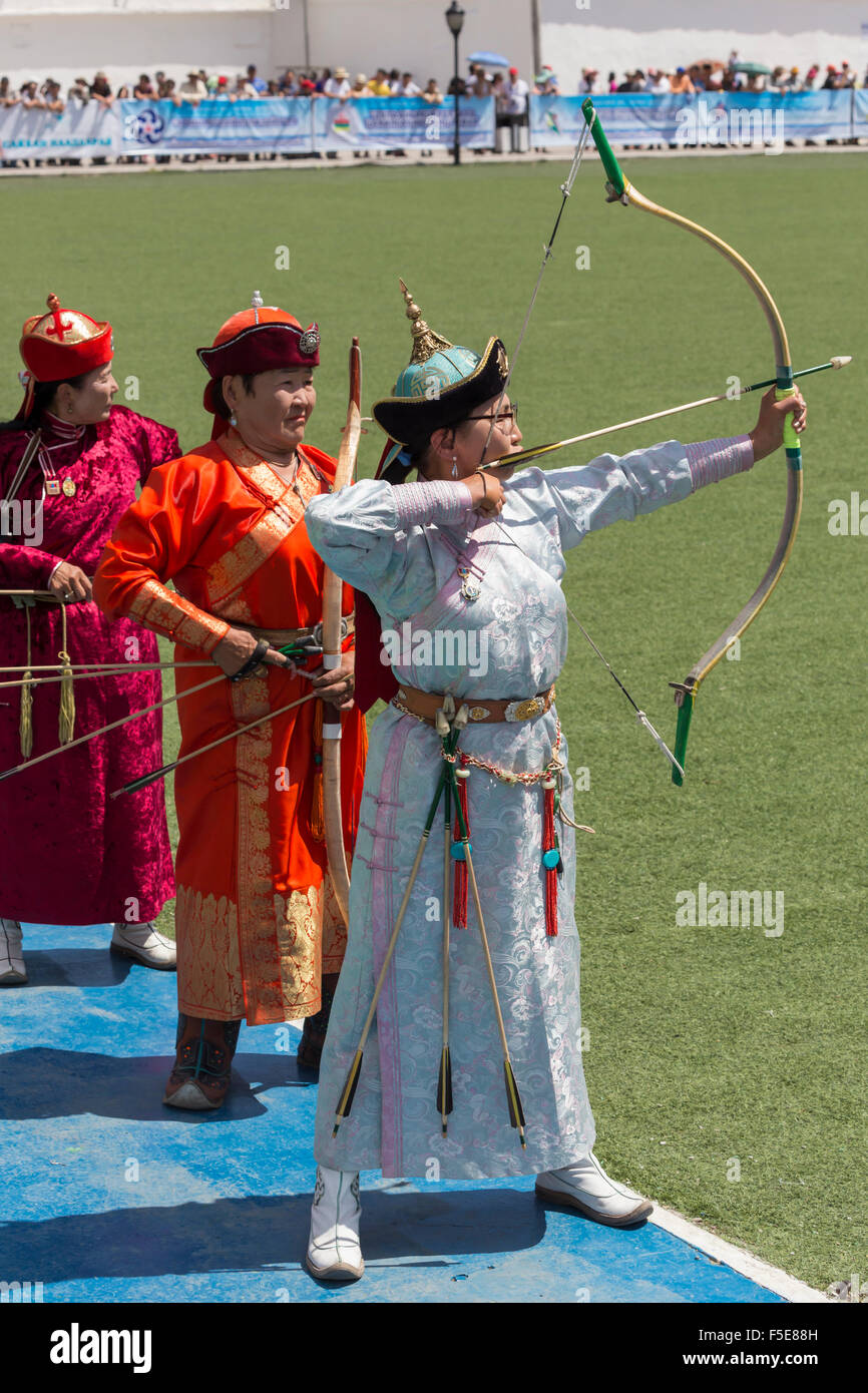 Line-up di lady arcieri, Nazionale Torneo di tiro con l'arco, campo di tiro con l'arco, Naadam Festival, ad Ulaan Baatar (Ulan Bator), Mongolia, Asia Foto Stock
