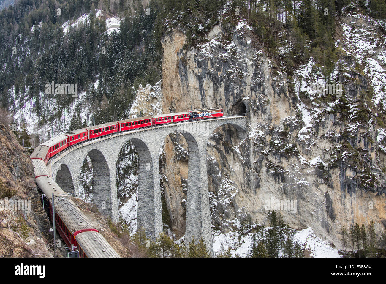 Bernina Express passa sul viadotto Landwasser, UNESCO e boschi innevati, Filisur, Canton Grigioni (Grigioni), Svizzera Foto Stock
