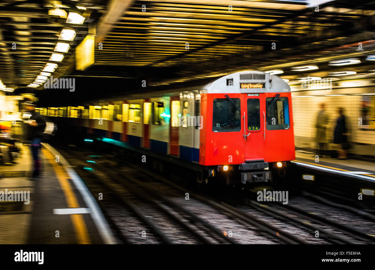 Tubo di Londra treno in movimento, London, England, Regno Unito, Europa Foto Stock