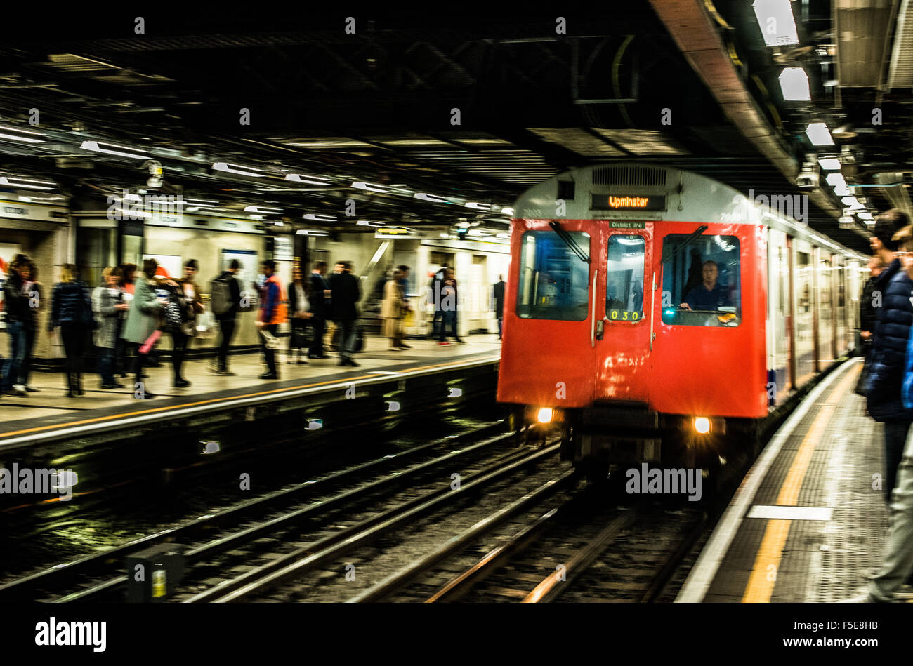 Tubo di Londra in treno, London, England, Regno Unito, Europa Foto Stock
