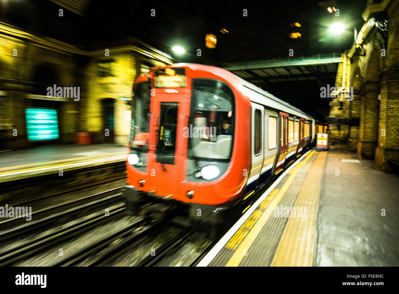 Tubo di Londra treno in movimento, London, England, Regno Unito, Europa Foto Stock