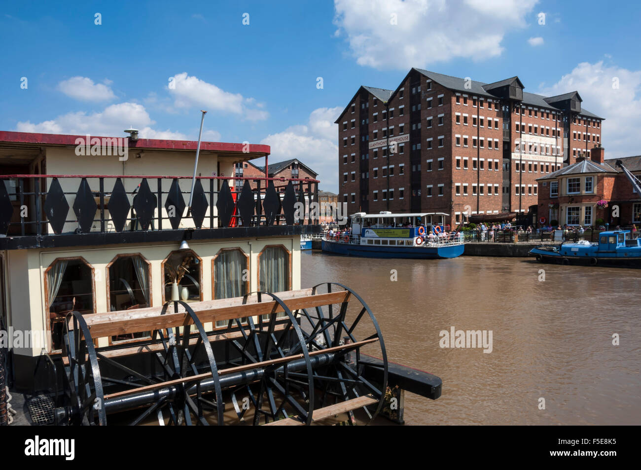 Storico di Gloucester Docks, Dock bacino con battello a vapore, ex magazzini, Gloucester, Gloucestershire, England, Regno Unito Foto Stock