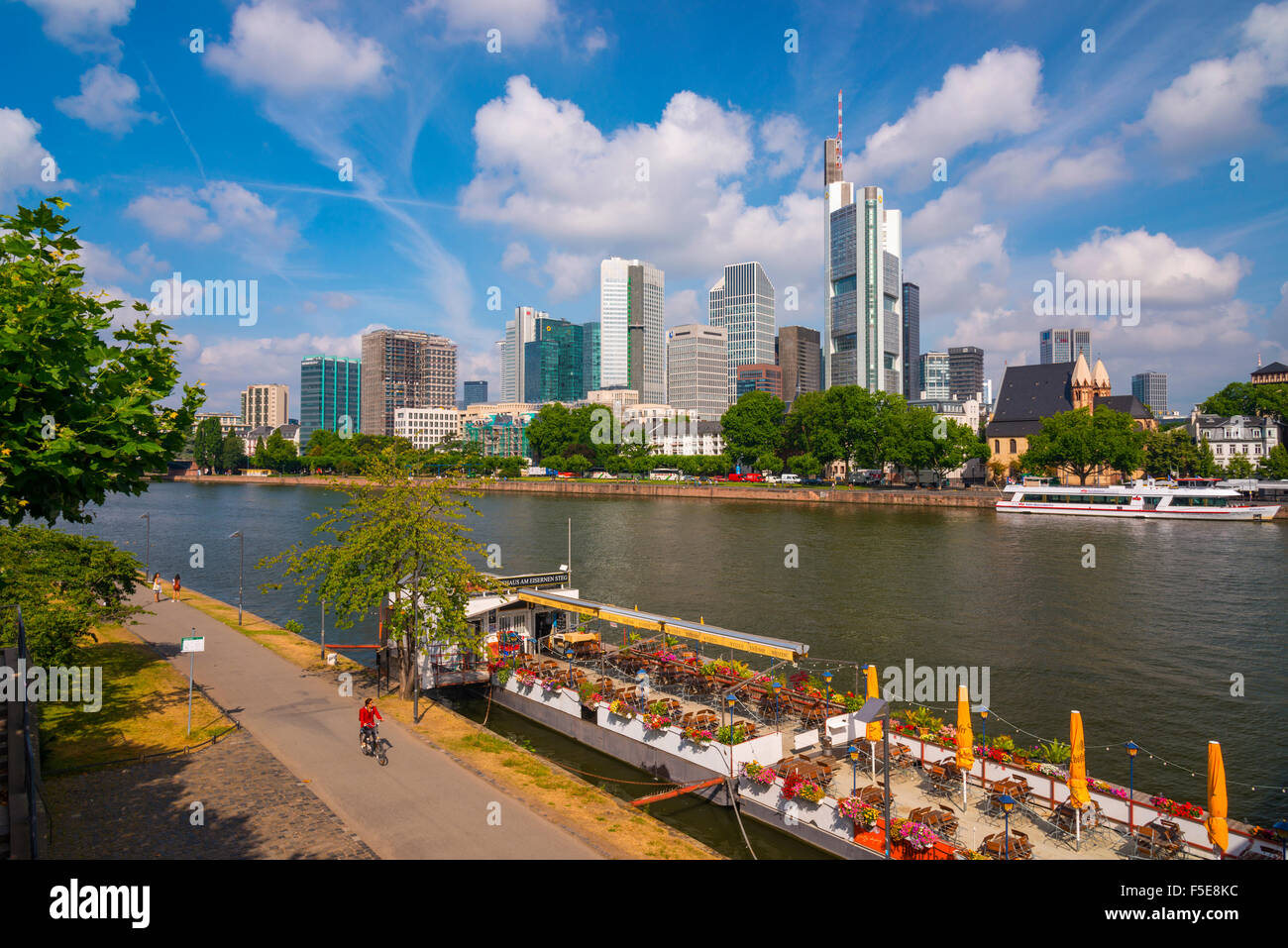 Skyline della città sul fiume Main, Frankfurt am Main, Hesse, Germania, Europa Foto Stock