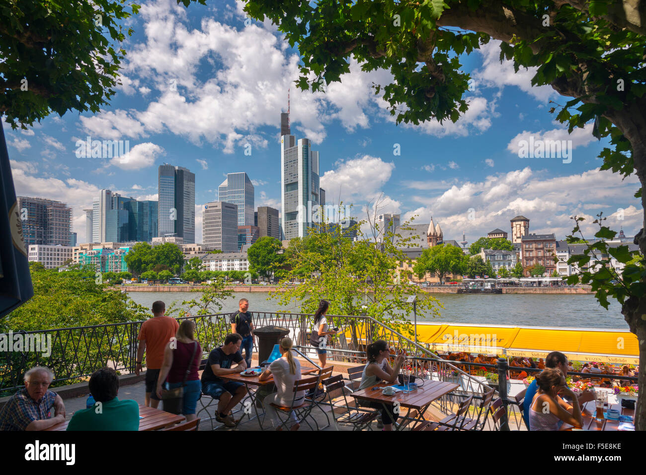 Skyline della città sul fiume Main, Frankfurt am Main, Hesse, Germania, Europa Foto Stock