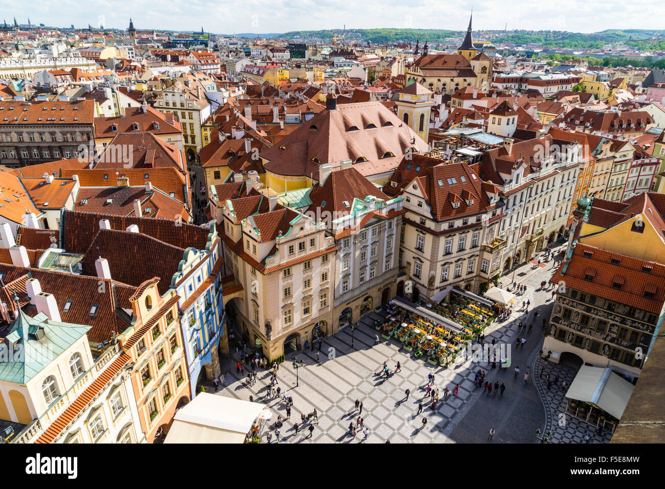 Elevato angolo di visione degli edifici nella Piazza della Città Vecchia, sito Patrimonio Mondiale dell'UNESCO, Praga, Repubblica Ceca, Europa Foto Stock