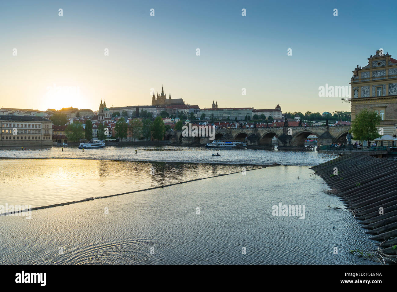 Tramonto sul Fiume Vltava guardando verso San Vito la cattedrale e il quartiere del Castello, Praga, Repubblica Ceca, Europa Foto Stock