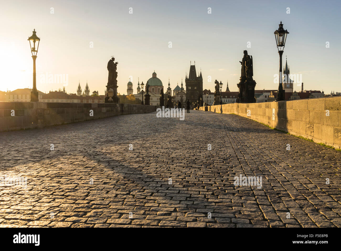 Alba sul Ponte Carlo, Sito Patrimonio Mondiale dell'UNESCO, Praga, Repubblica Ceca, Europa Foto Stock