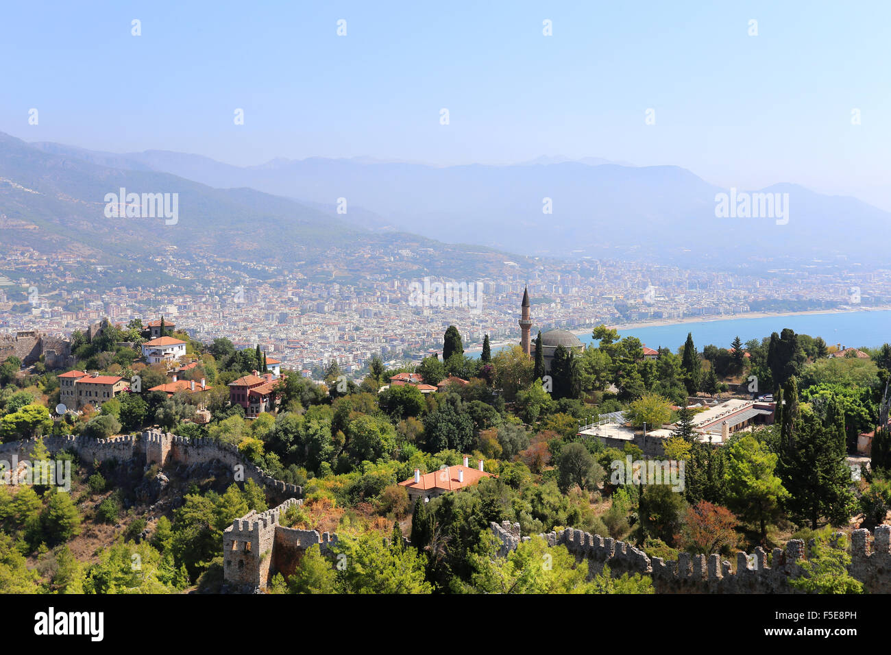 Bagno turco resort città di Alanya vista dalla fortezza Foto Stock