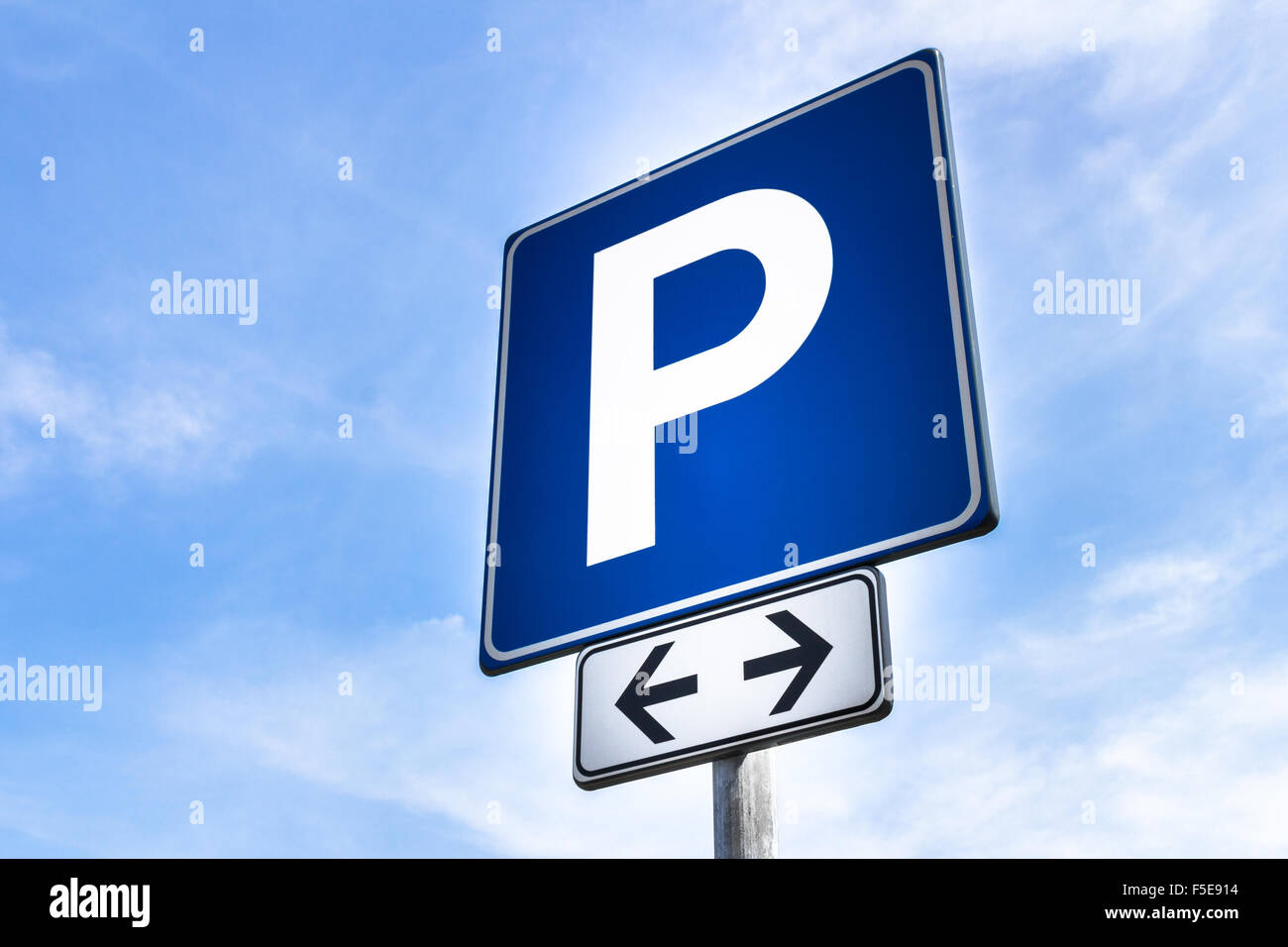 Parcheggio gratuito segnale, per entrambi i lati della strada, con il cielo vuoto in background. Foto Stock