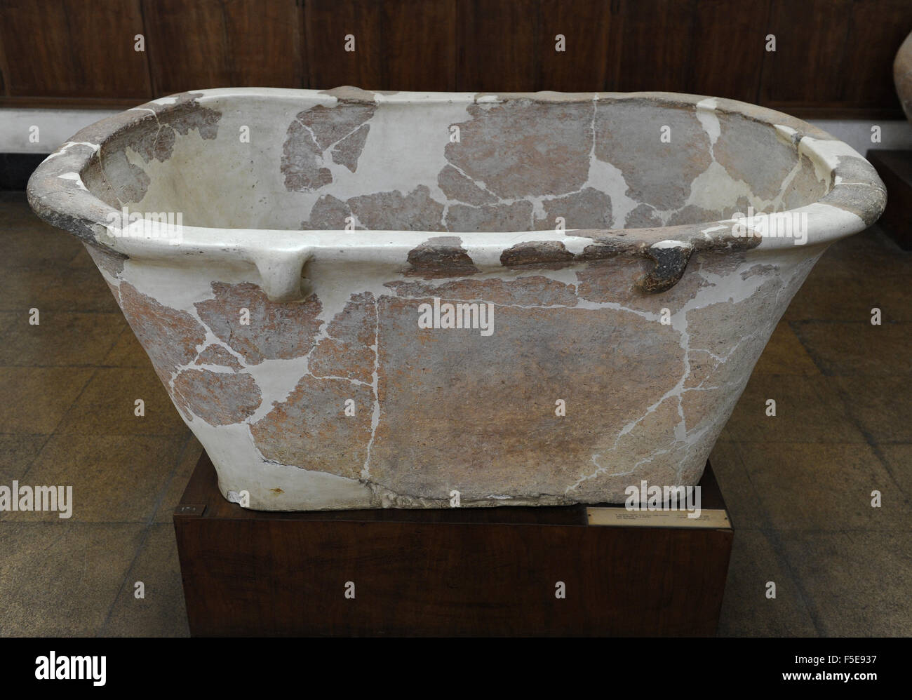 Un bagno in ceramica con anello di quattro maniglie utilizzate probabilmente come una bara. Dillo ad Abu-Hawam. Rockefeller Museo Archeologico. Gerusalemme. Israele. Foto Stock