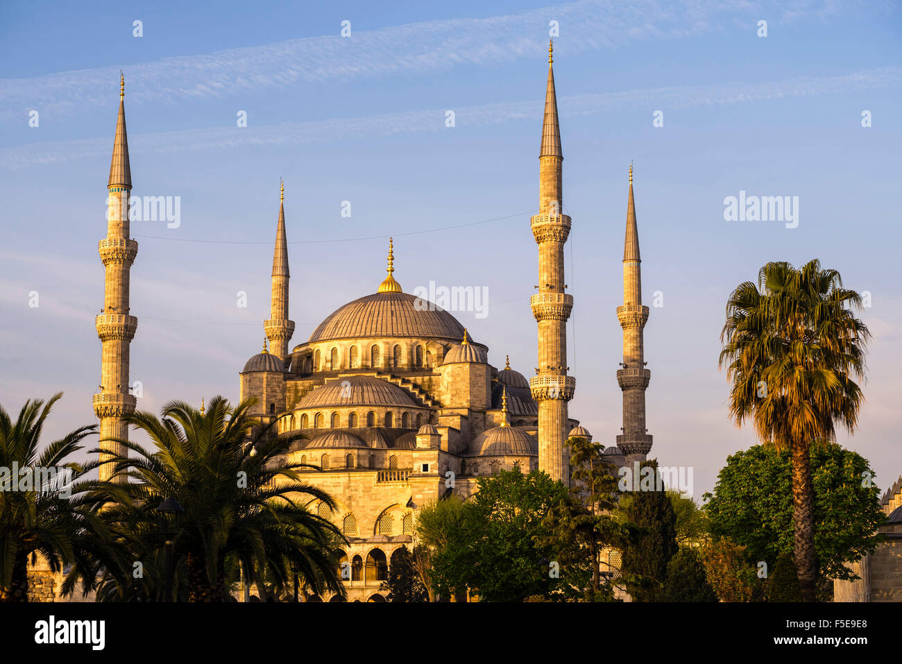 La Moschea Blu (Sultan Ahmed Moschea) (Sultan Ahmet Camii), il Sito Patrimonio Mondiale dell'UNESCO, poco dopo l'alba, Istanbul, Turchia, Europa Foto Stock