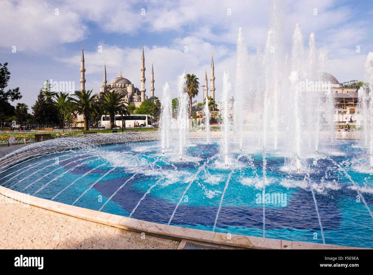 La Moschea Blu (Sultan Ahmed Moschea) (Sultan Ahmet Camii) e Fontana nel parco di Sultanahmet, Istanbul, Turchia, Europa Foto Stock