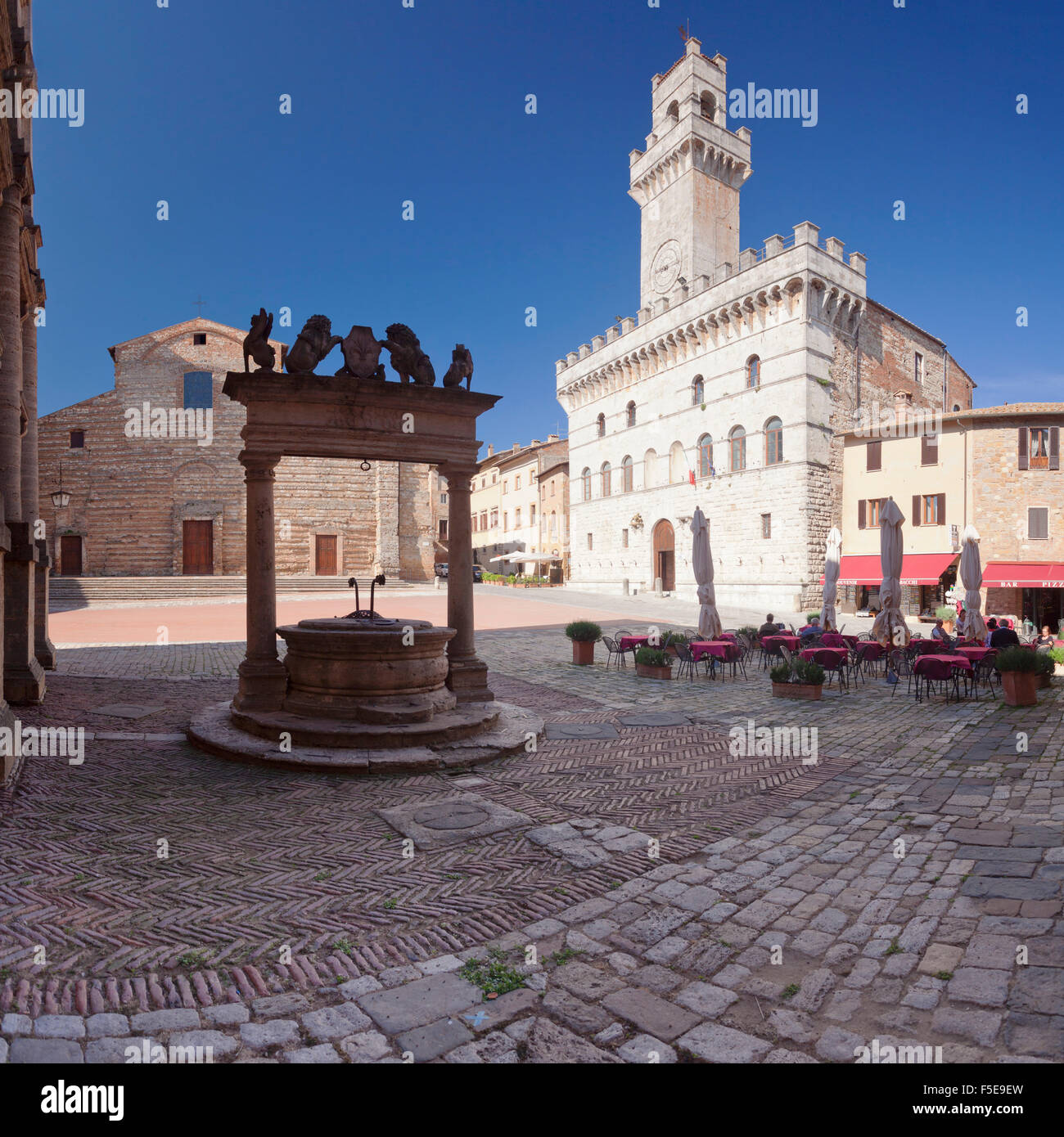 Piazza Grande Piazza e Palazzo Contuzzi, street cafe, Montepulciano in provincia di Siena, Toscana, Italia, Europa Foto Stock