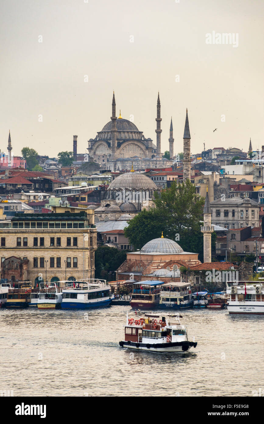 Crociera sul Golden Horn con dietro la Moschea, Istanbul, Turchia, Europa Foto Stock