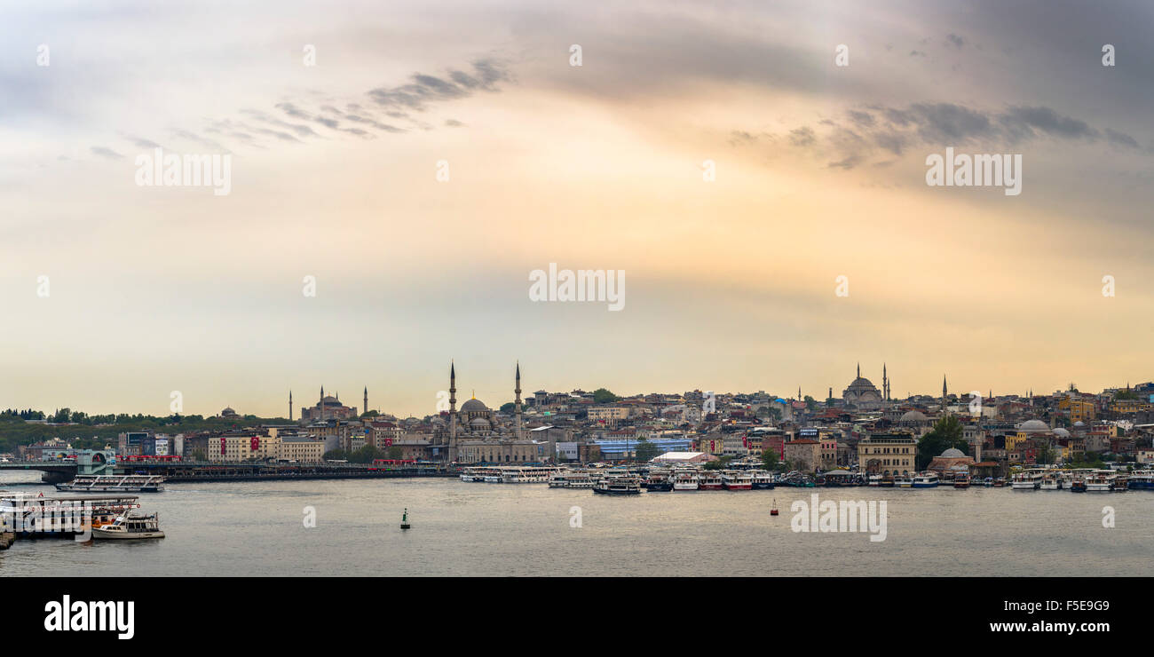 Hagia Sophia e la Moschea di nuovo si vede attraverso Golden Horn al tramonto, Istanbul, Turchia, Europa Foto Stock