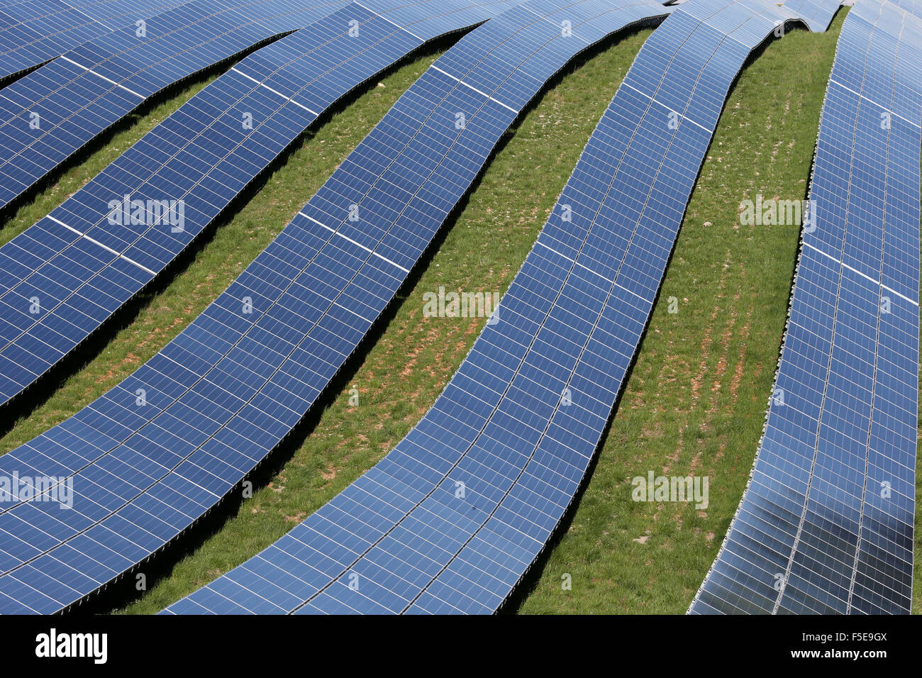 Fattoria solare, dettaglio di energia fotovoltaica impianto, Alpes-de-Haute-Provence, Francia, Europa Foto Stock