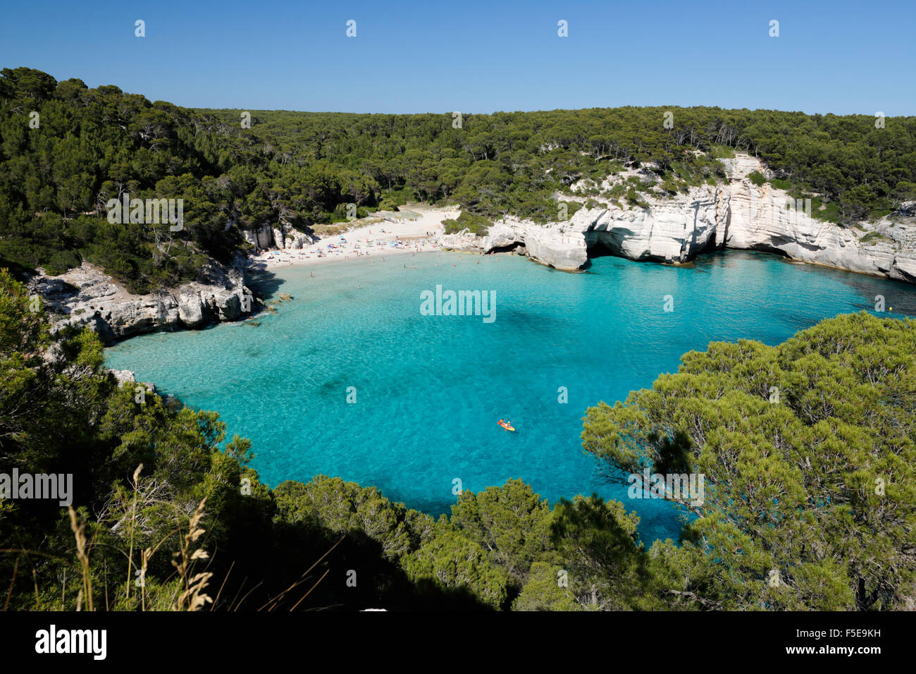 Cala Mitjana, vicino a Cala Galdana, costa sud occidentale, Menorca, isole Baleari, Spagna, Mediterraneo, Europa Foto Stock