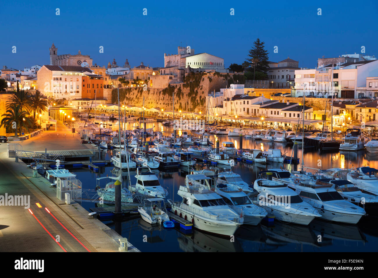 Vista sul porto e Ayuntamiento de Ciutadella di notte, Ciutadella, Menorca, isole Baleari, Spagna, Mediterraneo, Europa Foto Stock