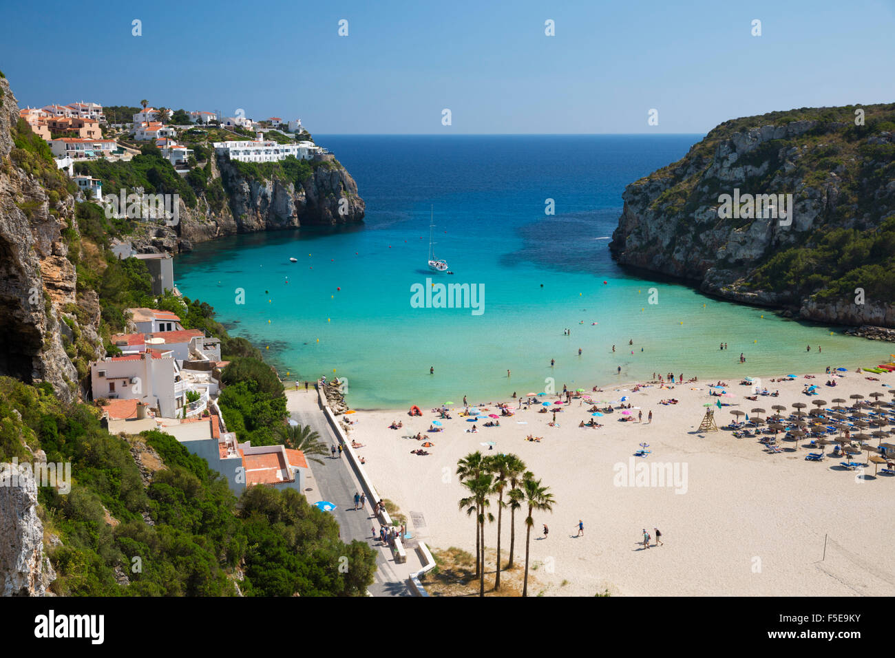 Vista sulla spiaggia, Cala en Porter, costa sud orientale, Menorca, isole Baleari, Spagna, Mediterraneo, Europa Foto Stock