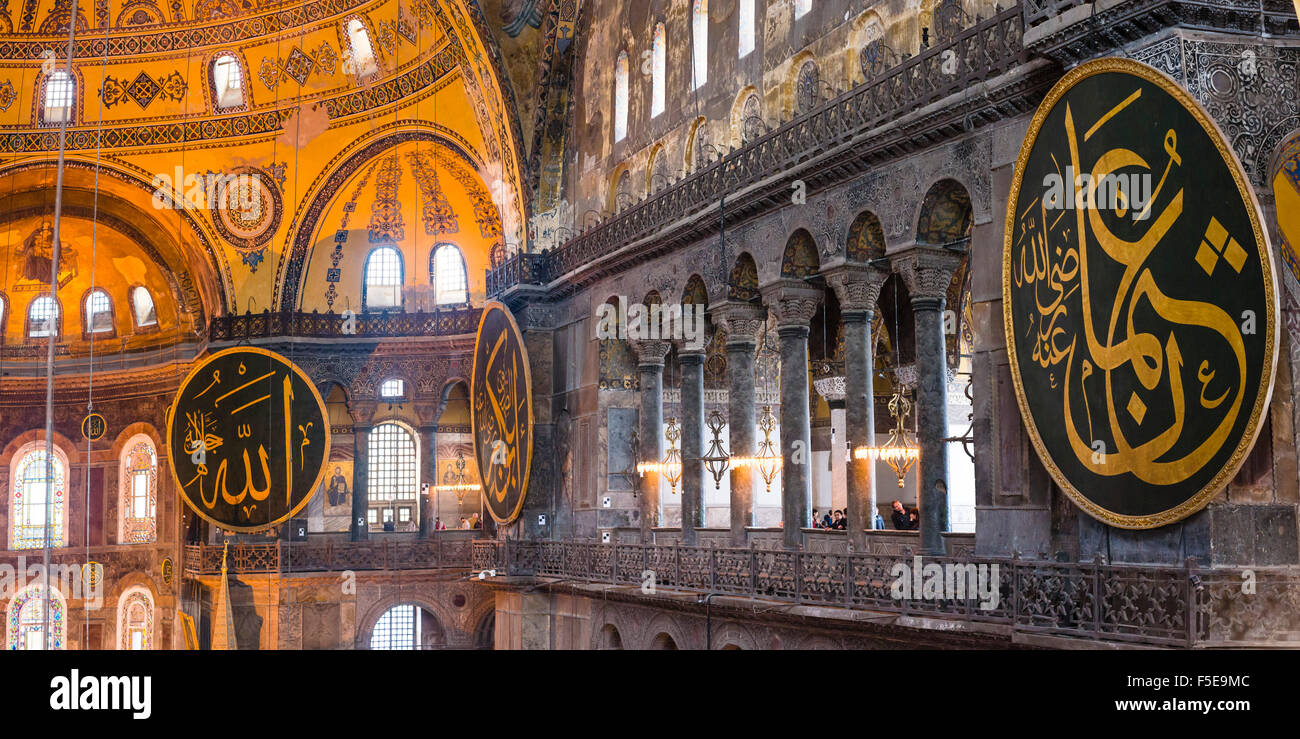 All'interno di Hagia Sophia, che è stata una chiesa, una moschea ed è ora un museo, sito Patrimonio Mondiale dell'UNESCO, Istanbul, Turchia, Europa Foto Stock