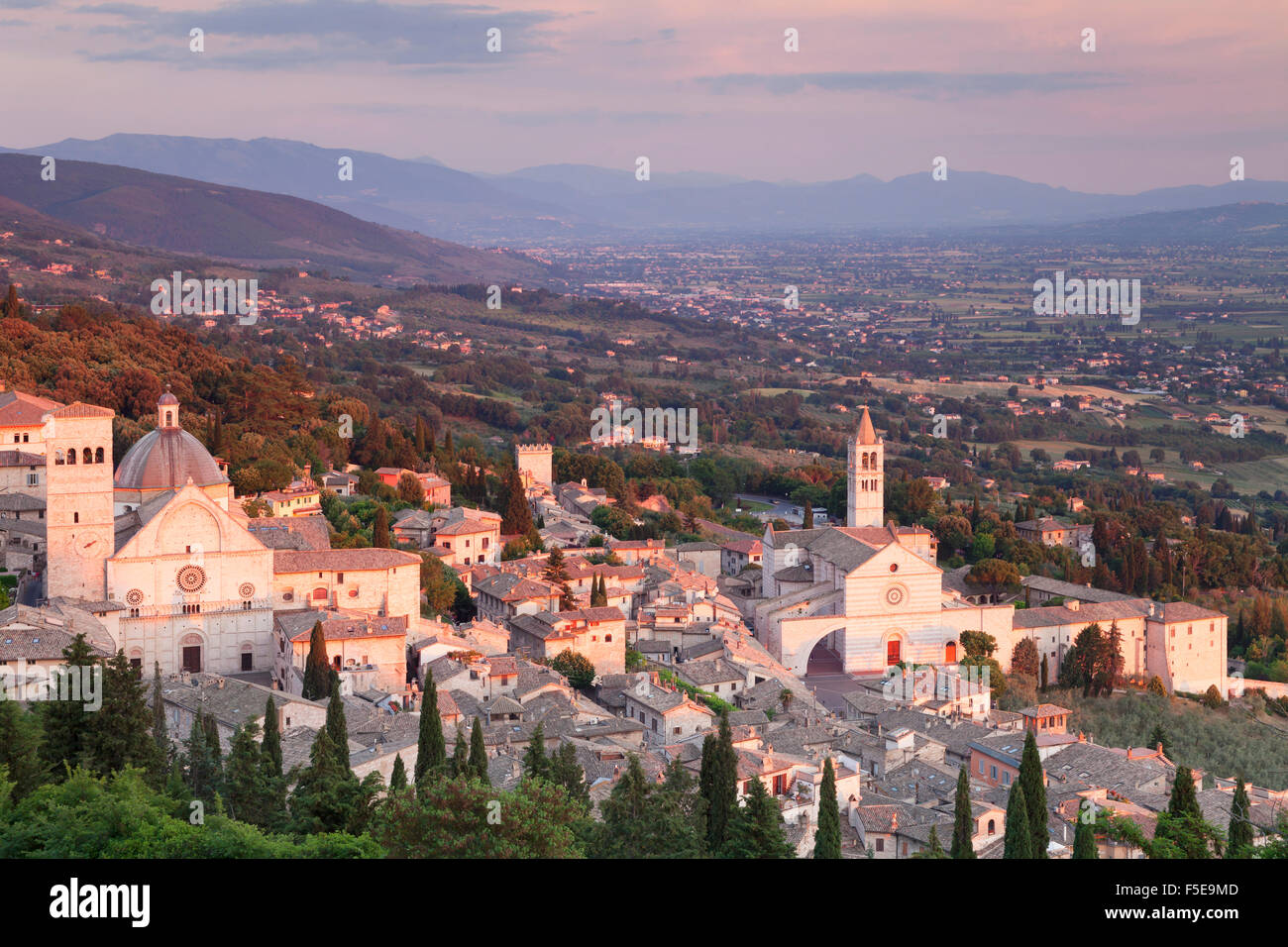 Vista su Assisi alla Basilica di Santa Chiara e Duomo di San Rufino al tramonto, Assisi, comprensorio di Perugia, Umbria, Italia, Europa Foto Stock