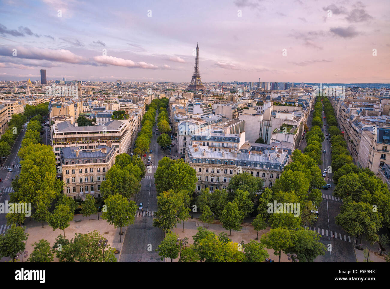 Vista su Parigi al tramonto, Parigi, Francia, Europa Foto Stock