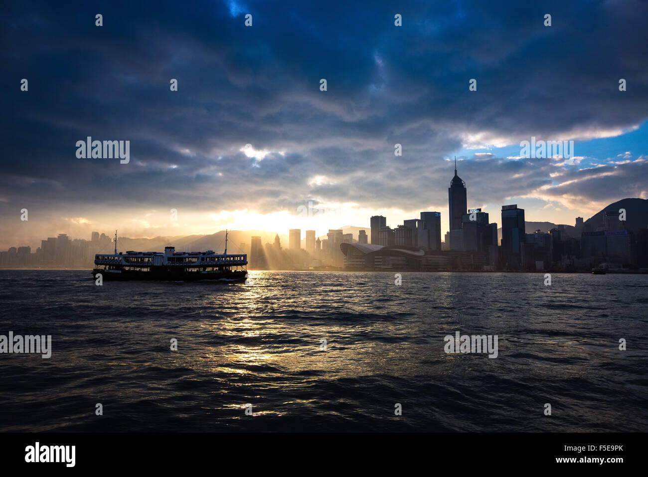 Skyline di Hong Kong con il traghetto Star, Hong Kong, Cina, Asia Foto Stock