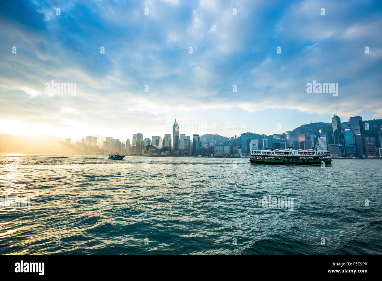 Skyline di Hong Kong con il traghetto Star, Hong Kong, Cina, Asia Foto Stock