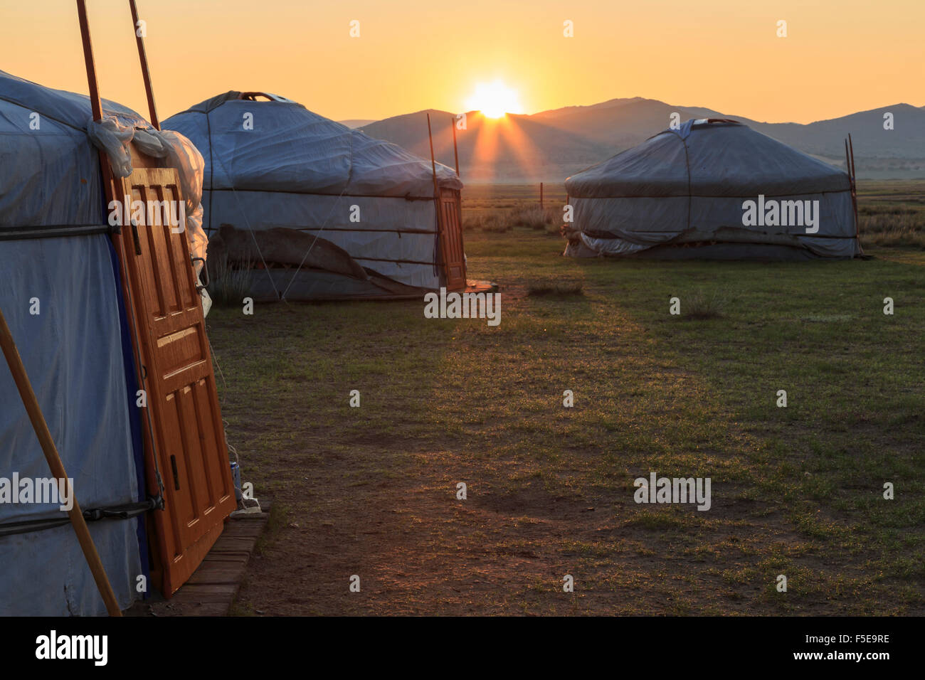 Sunrise over gers in estate, campo nomadi, Gurvanbulag, Bulgan, Mongolia settentrionale, Asia Centrale, Asia Foto Stock