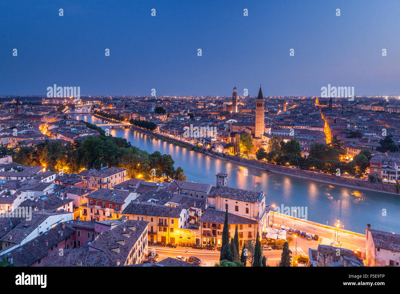 La vista di Verona, patrimonio mondiale dell UNESCO, da Piazzale Castel San Pietro, Verona, Veneto, Italia, Europa Foto Stock