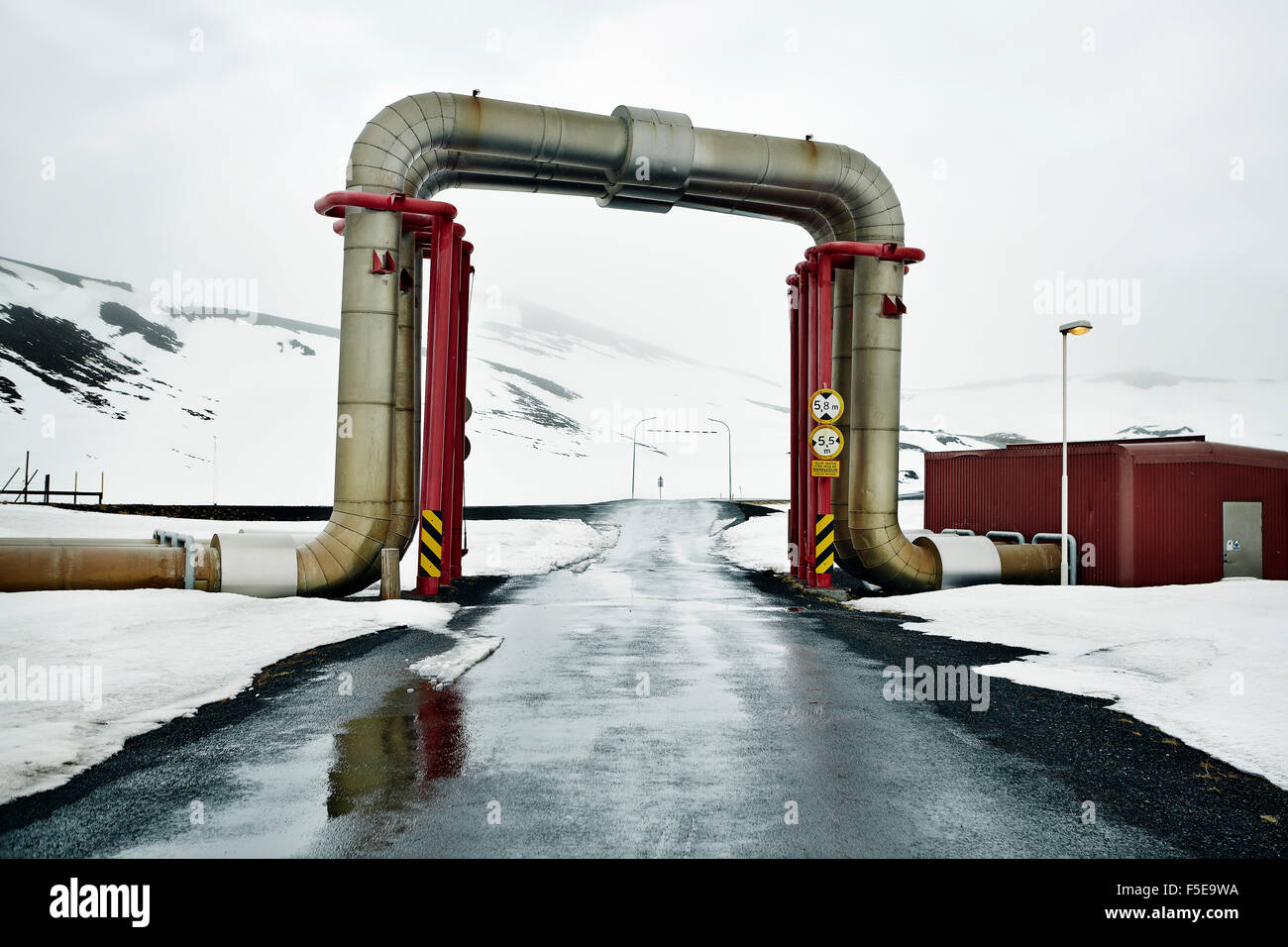 Tubazioni peculiare costruito sopra la strada, Krafla Power Station, è la più grande stazione elettrica geotermica in Islanda, regioni polari Foto Stock