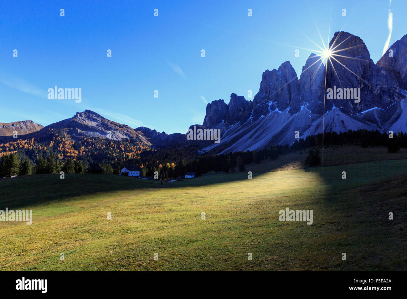 Il verde dei prati e boschi colorati in autunno telaio le Odle, Malga Glatsch, Val di Funes, Alto Adige, Dolomiti, Italia, Europa Foto Stock