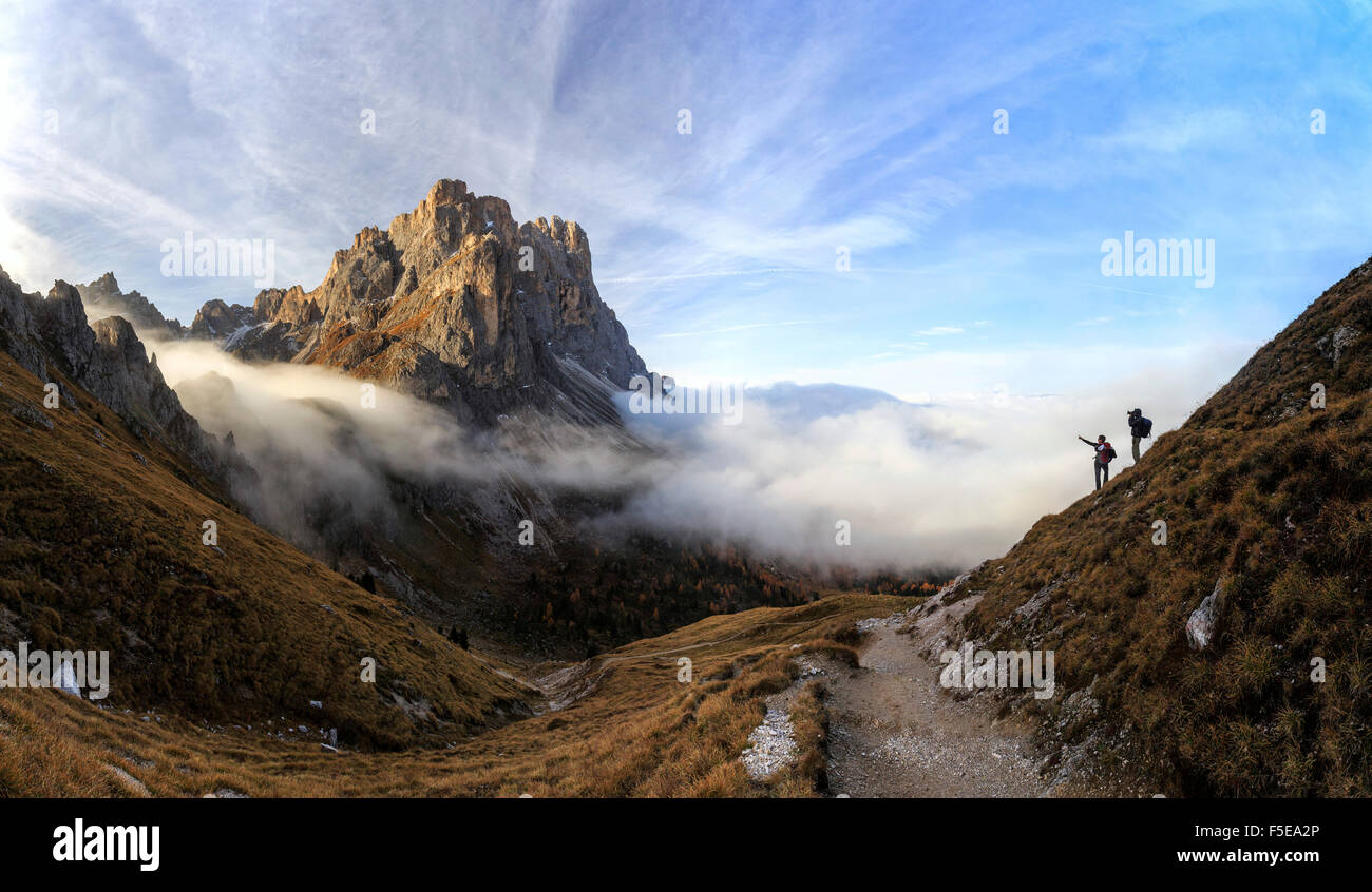 Gli escursionisti ammirare le cime della Forcella de Furcia a sunrise, Val di Funes, Alto Adige, Dolomiti, Italia, Europa Foto Stock
