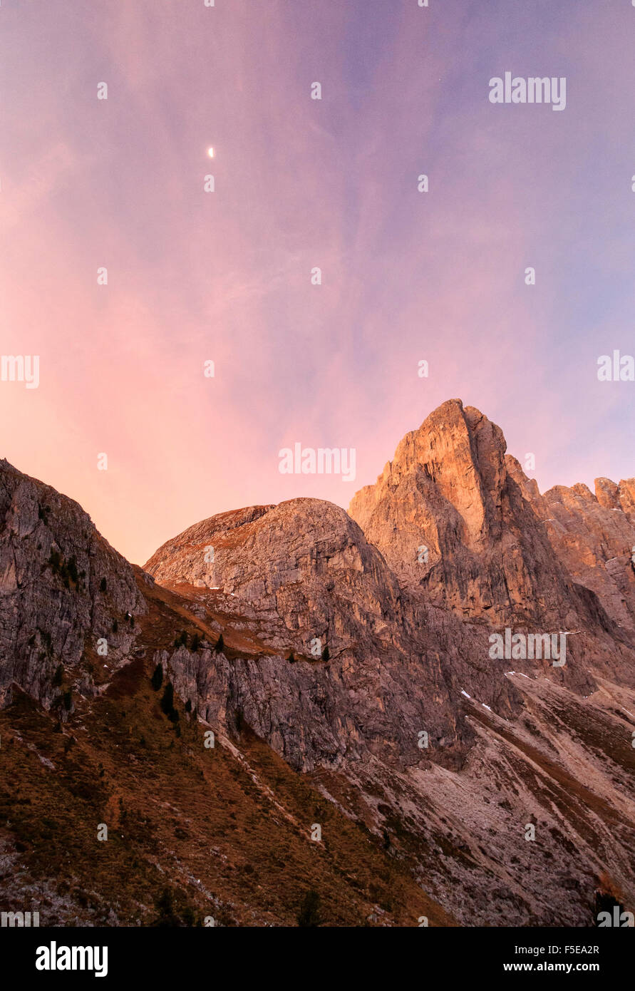 Cielo rosa all'alba sulle cime della Forcella de Furcia, Val di Funes, Alto Adige, Dolomiti, Italia, Europa Foto Stock