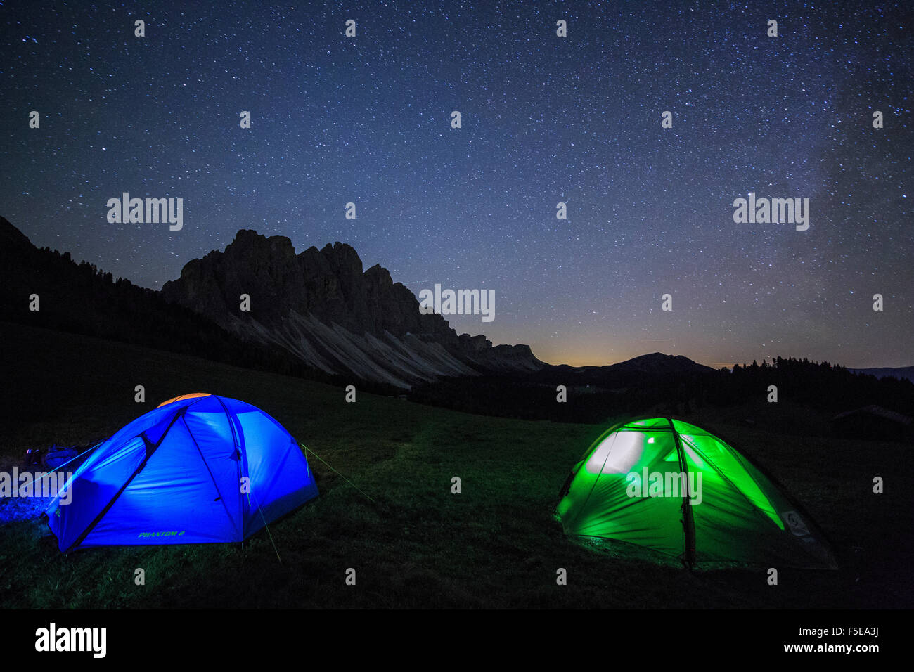 Campeggio sotto le stelle, Malga Zannes, Val di Funes, Alto Adige, Dolomiti, Italia, Europa Foto Stock