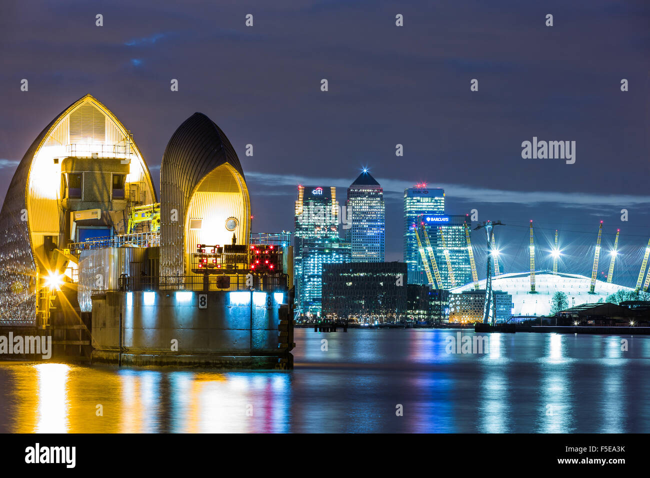 Thames Barrier, Millennium Dome (O2 Arena) e da Canary Wharf di notte, Londra, Inghilterra, Regno Unito, Europa Foto Stock