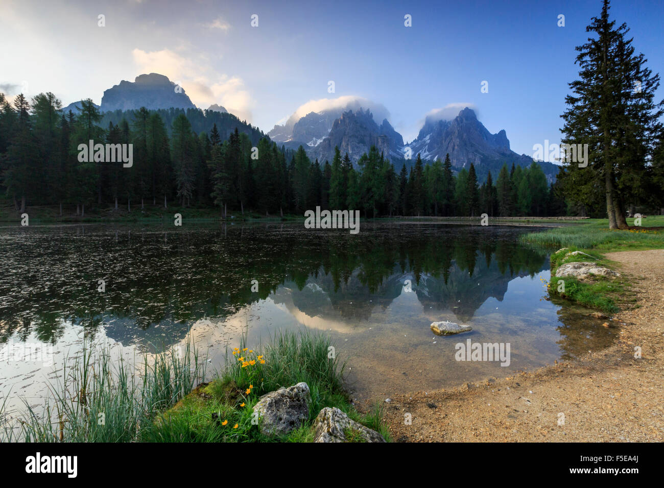 I Cadini di Misurina gruppo riflessa nel Lago Antorno al sunrise, Auronzo di Cadore, Veneto Dolomiti di Sesto, Italia, Europa Foto Stock