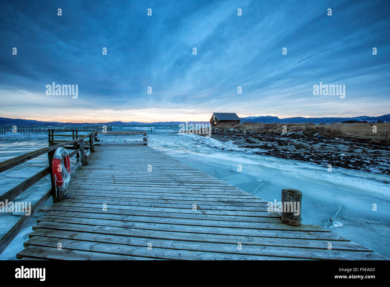 Il ponte di legno nel mare ghiacciato, Kystensarv, il Trondelag, Norvegia, Scandinavia, Europa Foto Stock