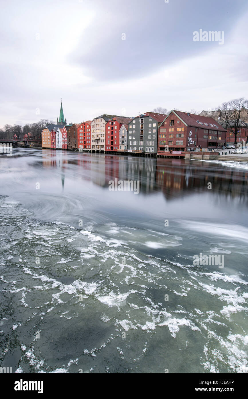 Case colorate si riflette nel fiume Nidelva, Bakklandet, Trondheim, Norvegia, Scandinavia, Europa Foto Stock