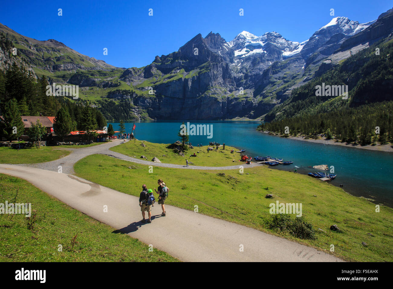 Gli escursionisti intorno al lago di Oeschinensee, Oberland bernese, Kandersteg, cantone di Berna, Svizzera, Europa Foto Stock