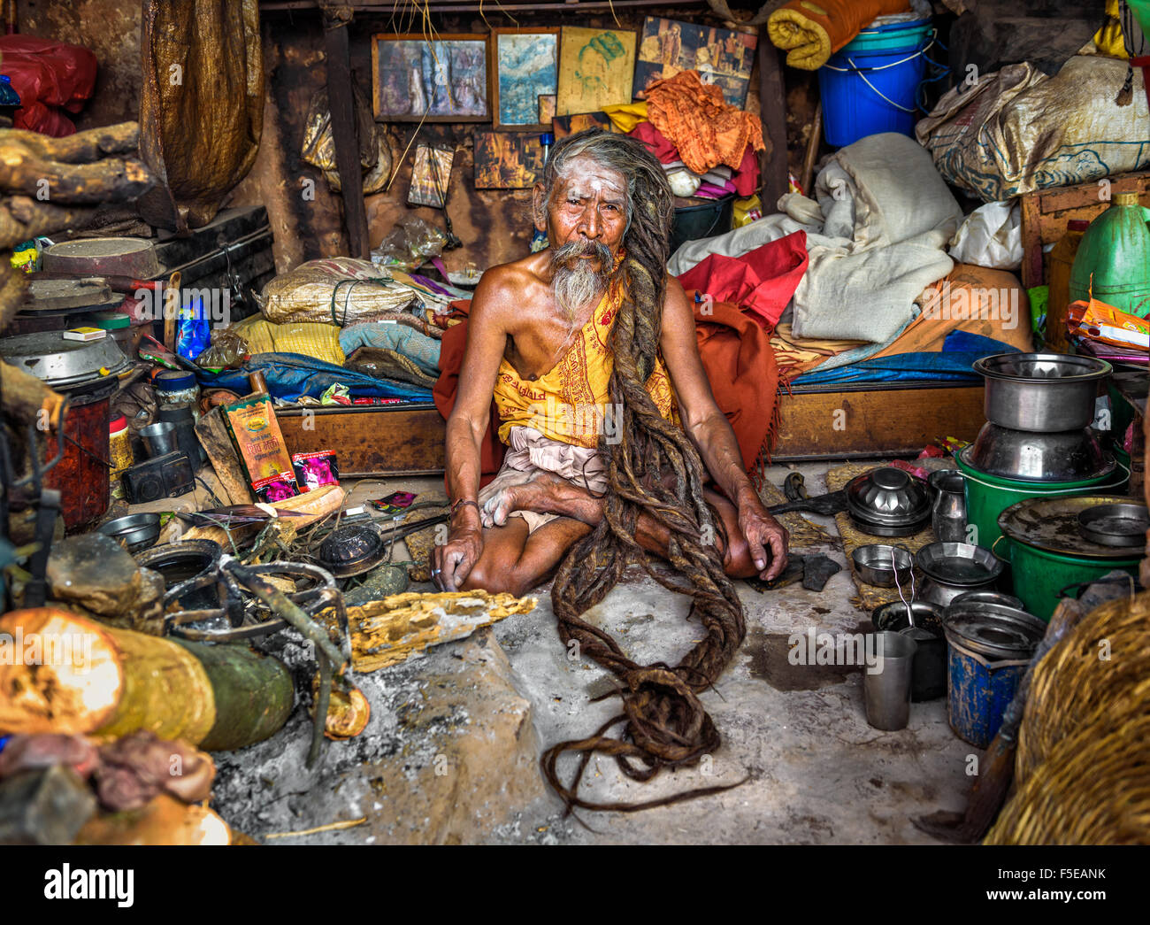 Shaiva sadhu (uomo santo) con i tradizionali lunghi capelli vivere nel tempio di Pashupatinath Foto Stock