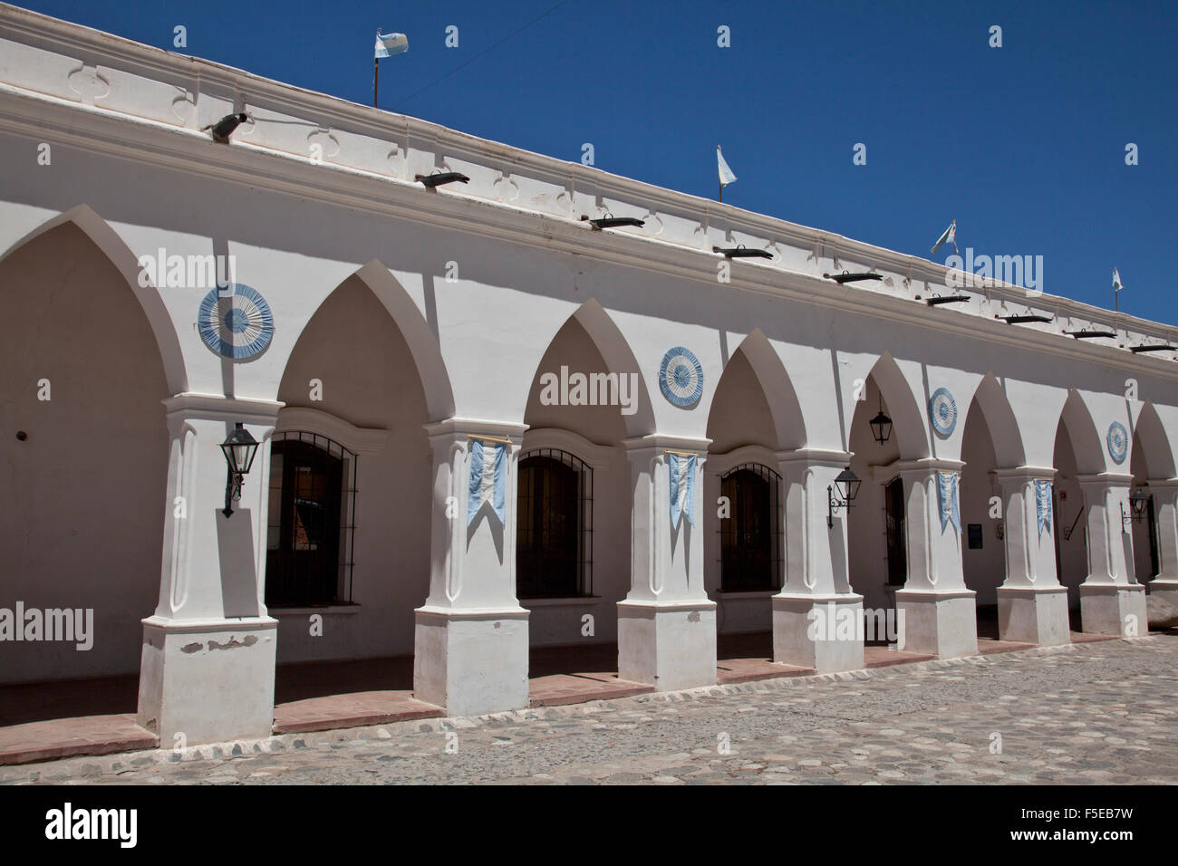 Edificio coloniale nel villaggio di Cachi nella regione andina, Salta, Argentina, Sud America Foto Stock