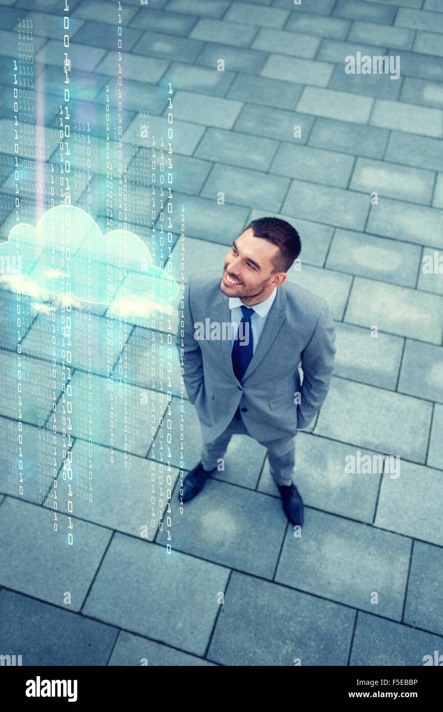 Giovane imprenditore sorridente all'aperto dalla parte superiore Foto Stock