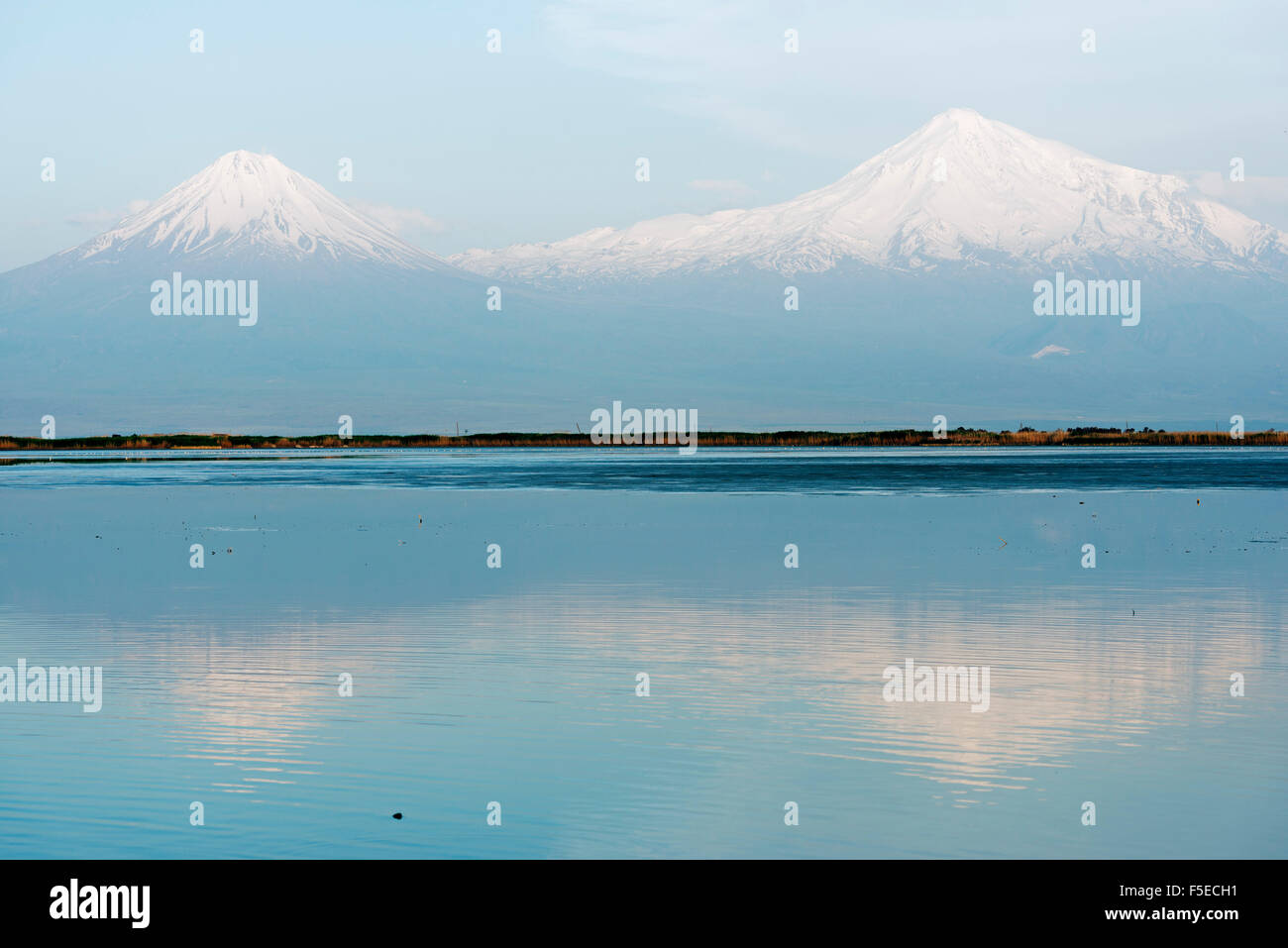 Il monte Ararat, 5137m, la montagna più alta in Turchia fotografata da Armenia, nel Caucaso e in Asia Centrale, Asia Foto Stock