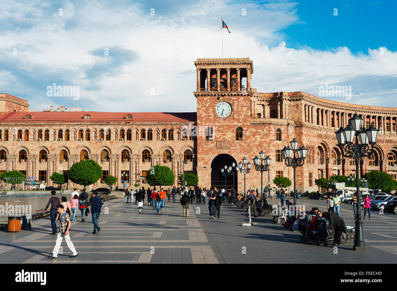 Piazza della Repubblica, al governo della Repubblica di Armenia edificio, Yerevan, Armenia, nel Caucaso e in Asia Centrale, Asia Foto Stock