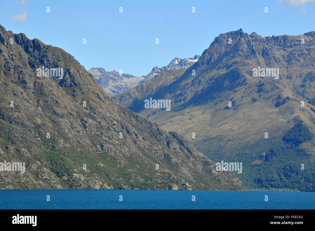 Vista dei picchi a baionetta e il lago di Wakatipu vicino a Queenstown, Isola del Sud, Nuova Zelanda Foto Stock