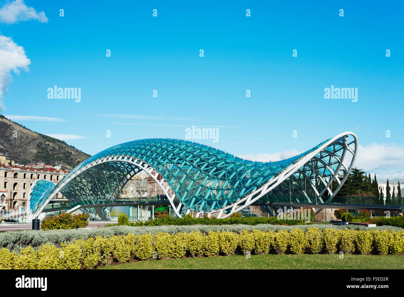 Ponte di Pace sul fiume Mtkvari, Tbilisi, Georgia, nel Caucaso e in Asia Centrale, Asia Foto Stock