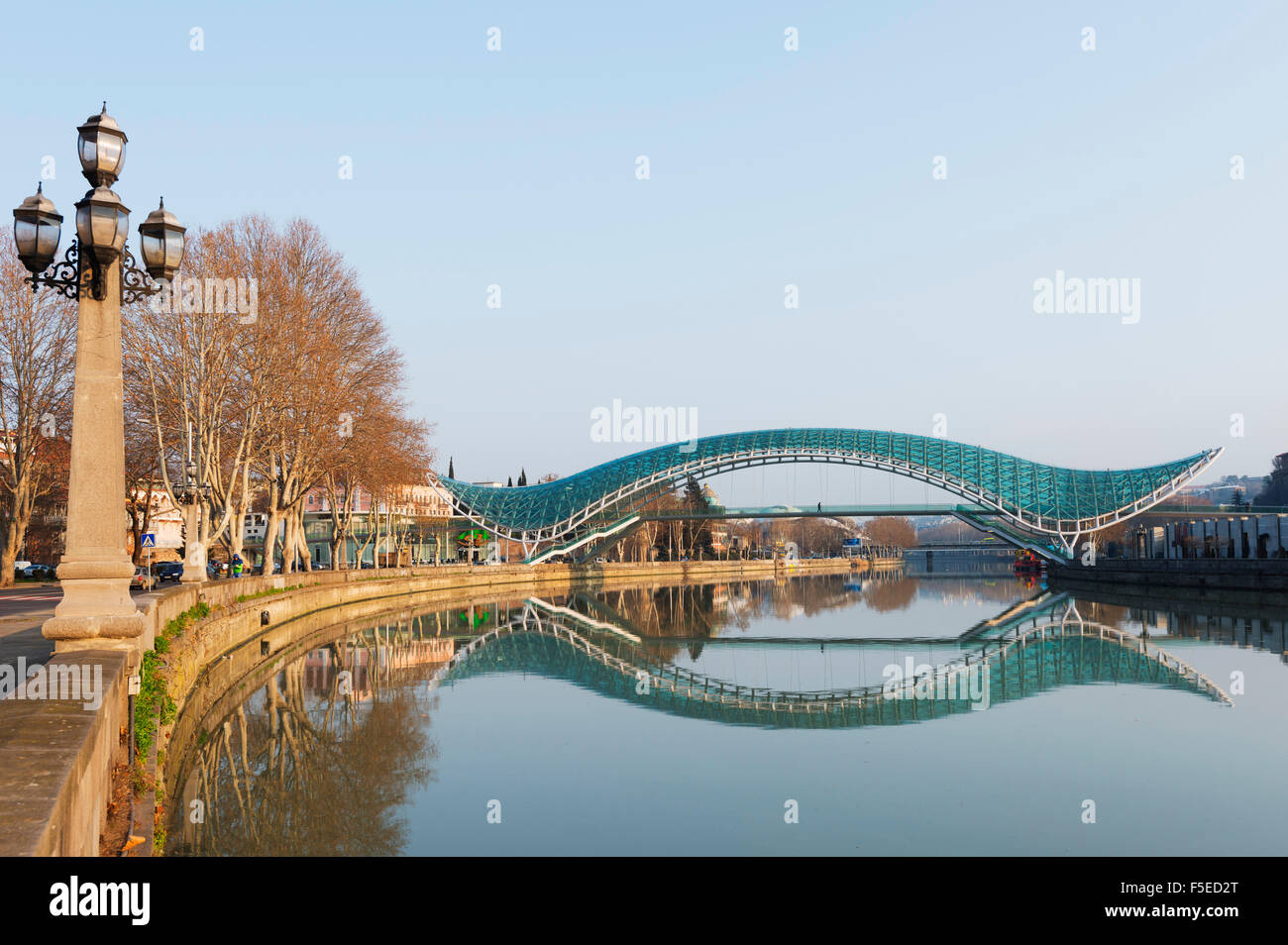 Ponte di Pace sul fiume Mtkvari, Tbilisi, Georgia, nel Caucaso e in Asia Centrale, Asia Foto Stock